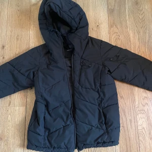 Svart peak performance jacka stl: S - Bra skick. Andvänd 1,5 säsong.  Det är lite upprivet vid armen, men inte som syns. För jackan täcker de.  