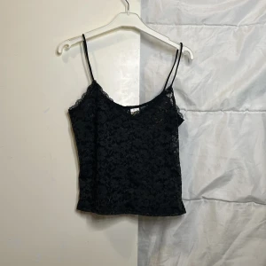 Svart spetslinne från hm - Säljer ett svart spetslinne från hm. Storlek xs. Inga skador, använd fåtal gånger. 