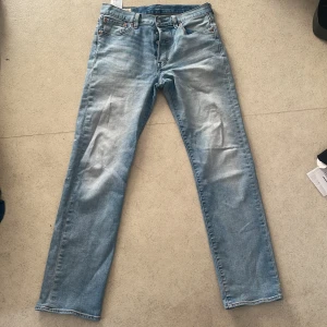 Ljusblå Levis 501 jeans - Säljer ett par klassiska ljusblå Levis 501 jeans. De har en straight passform och är tillverkade i slitstarkt denim. Perfekta för en avslappnad stil. De är i använda skick ca 3 användningar. Pris kan diskuteras! 