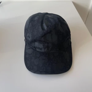 Dior keps  - 9/10. Riktigt sällsynt keps, svår att få tag på. Läderstrap där bak och dior monogram runt kepsen. Storlek M. 