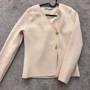 Kofta - Jätte fin helt slutsåld kofta från Zara🙌🏼❤️🥰🥰storlek m men passar s xs 