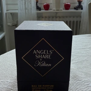 Angel share  - Säljer en helt ny Kilian Angel’s Share i 50 ml. Parfymen har endast testats en gång och är i nyskick, med både flaska och förpackning i perfekt skick. En lyxig och unik doft som passar både till vardags och speciella tillfällen.  Har du några frågor eller vill ha fler bilder? Tveka inte att höra av dig! 