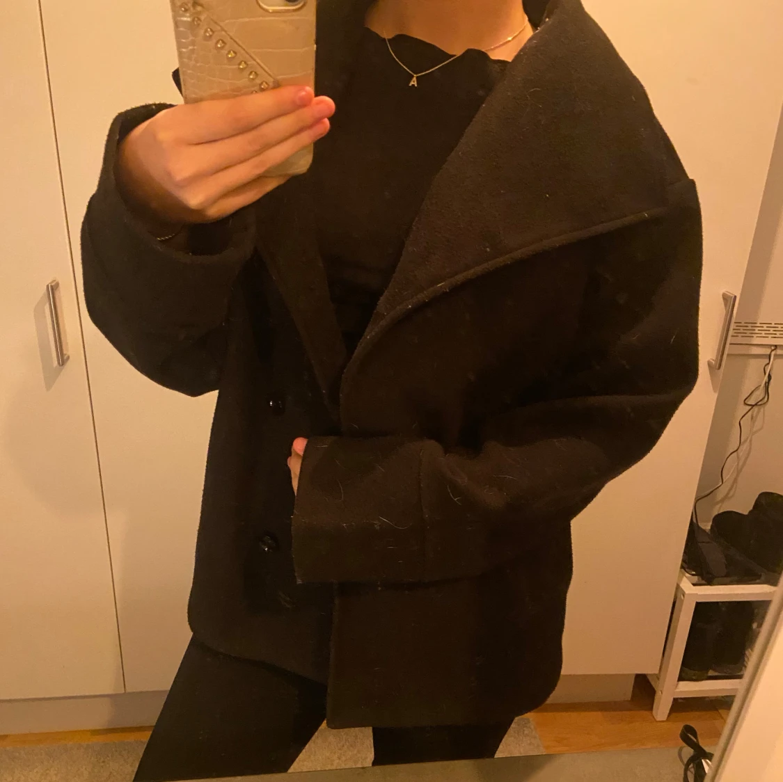 Svart kappa med knappar