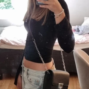 Soft touch tröja  - Snygg svart långärmad topp med tight passform och utsvängda armar från gina tricot och är soft touch. Använt nåra gånger men för liten för mig även om väldigt stretchig💞💞