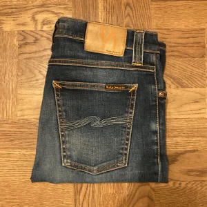 Blå jeans från Nudie Jeans - Helt nya nudie jeans. Jeansen är aldrig använda och har inga tecken på användning. Om du undrar något fråga på. Ny pris - 1500kr
