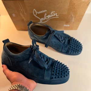 Christian Louboutin Skor  - Christian Louboutin Skor ⤵️                                         Skick 8/10 - Allt OG medföljer (allt på bild 5) - Små defekter under sulan (se på bild 4) - Fraktas inom 24 timmar -                                                                                                                                               För fler bilder eller frågor så kontaktar ni oss via dm! 