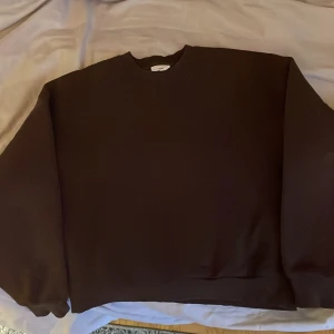 Brun sweatshirt från Gina Tricot - Säljer en brun sweatshirt från Gina Tricot, perfekt för en avslappnad stil... Har använt några gånger, tvättar innan köpet