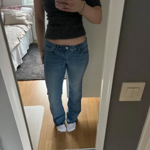 Blå jeans med bootcut - Snygga blå jeans med bootcut och låg midja. Jag har sprättat byxorna längst ner. Jag är 171cm lång❣️❣️
