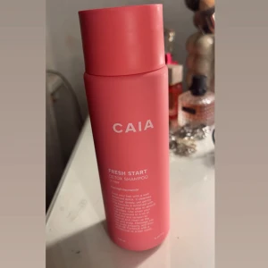 Fresh Start Detox Shampoo från CAIA - Fick den i caias julkalender, Använd 1 gång så den är nästan full, Rengör håret på djupet och avlägsnar orenheter. Perfekt för hår som utsätts för mycket produkter och stress. Använd tillsammans med balsam eller hårmask för bästa resultat. Flaskan innehåller 250 ml.