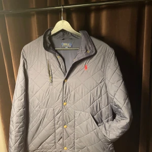 Raulph Lauren jacka  - Säljer en tvär fet jacka från märker raulph lauren. I storleken barn L som motsvarar XS. En perfekt vår jacka enligt mig inga defekter för utom att den har en reva på insidan som ej syns👀 jag tar även emot byten 🔃och vid mer eventuella frågor kontakta gärna oss😄