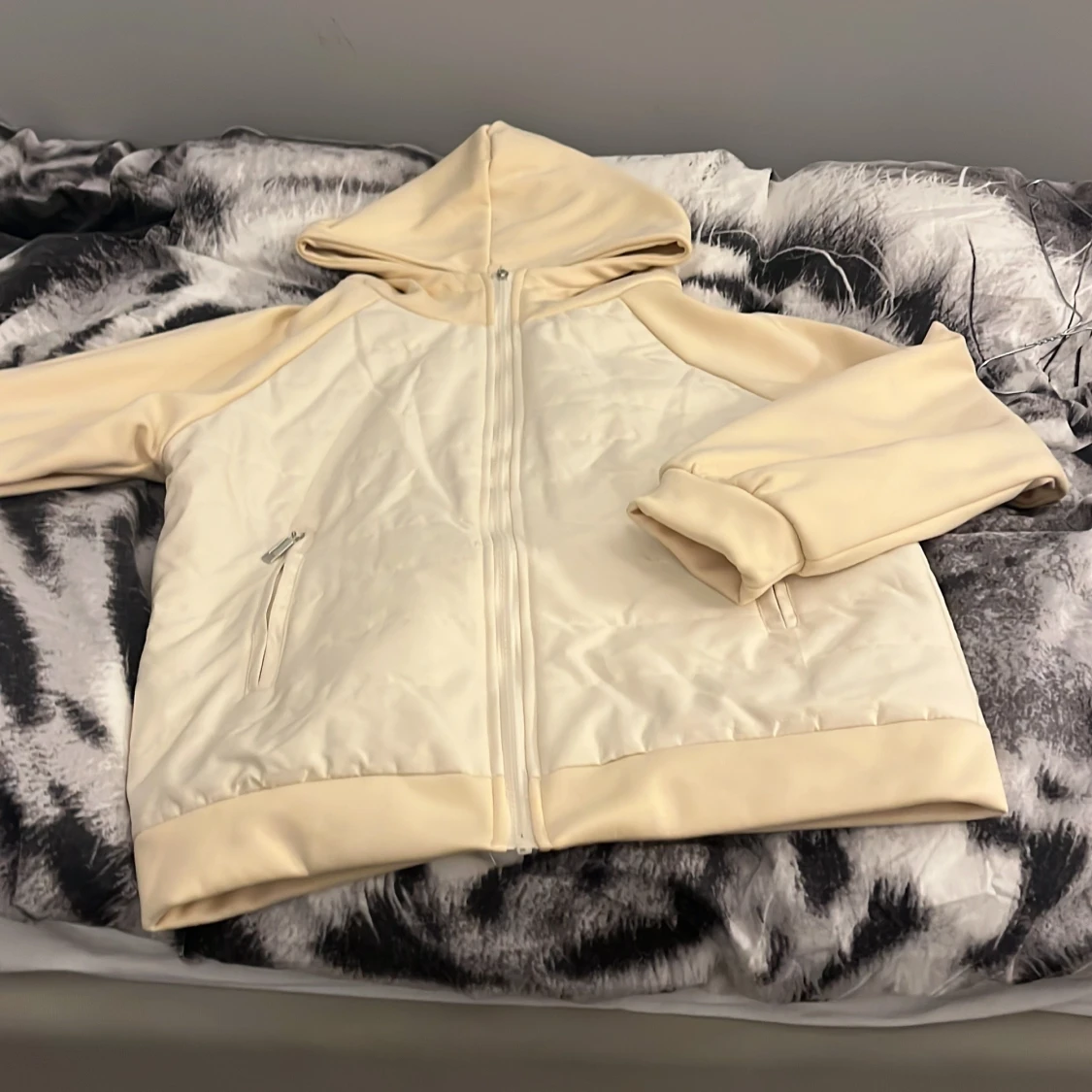 Beige quiltad jacka med huva