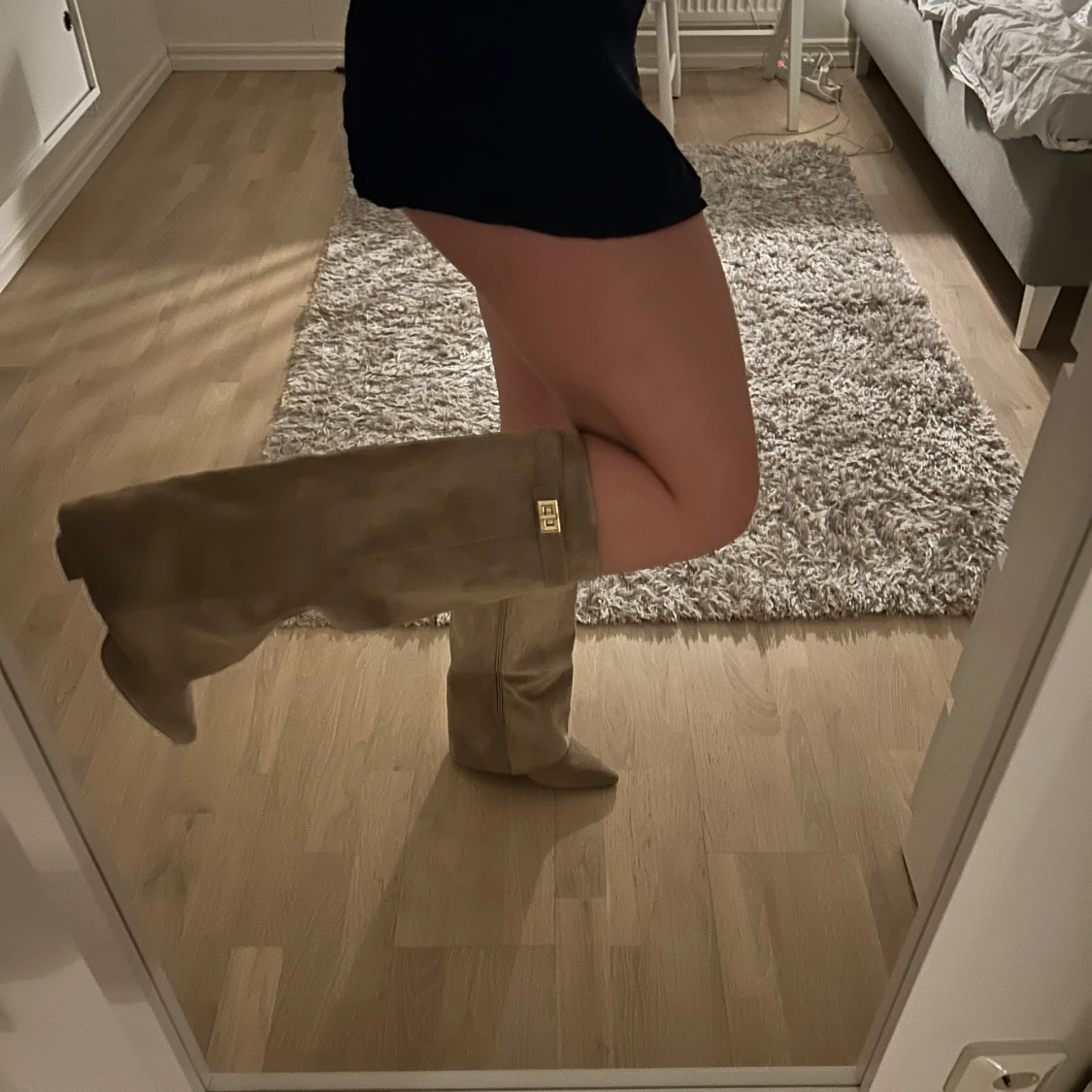 Beige stövlar med gulddetalj