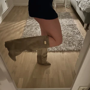 Beige stövlar med gulddetalj - Så snygga beige stövlar med fin gulddetalj på sidan💕 De är helt oanvända och köptes på bohoo för 800kr! OBS gå ned i pris vid snabb affär!🫶