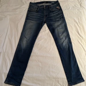 Blå jeansbyxor från Replay - Snygga blå jeansbyxor från Replay i modellen Anbass. De har en klassisk femficksdesign med knapp och dragkedja i gylfen. Perfekta för en avslappnad stil.