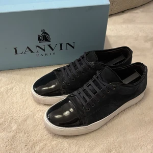 Lanvin cap toe (marinblå) (Tar gärna byten) - Säljer as feta lanvins i mörkblå. De är använda men inga fel på de 8.5/10. Boxen tillhör andra Lanvin skor så du får säga till om du vill ha med den annars medföljer den inte(inge annat og medföljer). Nypris runt 5k mitt pris 2499kr. Hör av dig vid funderingar och pris kan diskuteras vid snabb affär mvh Malte.202