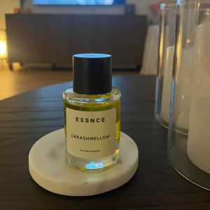 Essnce Carashmellow Eau de Parfum - Säljer en flaska Essnce Carashmellow Eau de Parfum. Parfymen kommer i en stilren, genomskinlig glasflaska med svart lock och vit etikett. Doften är troligen söt och karamellaktig, perfekt för dig som gillar unika och lockande dofter. 