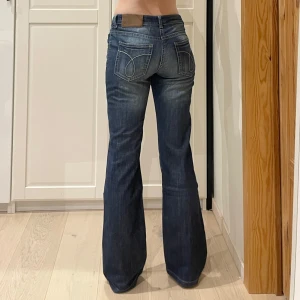 Lågmidjade bootcut jeans från Calvin Klein🤩 - Midja 38,5x2 cm, gren 21 cm o innerben 79 cm💕Jae 169 o xs-s o håller in lite i midjan