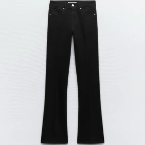 Svarta bootcut jeans - Säljer min fina zara jeans. Jeansen är lågmidjade/medelmidjade. Jeansen ör i bra skick och använda försiktig.
