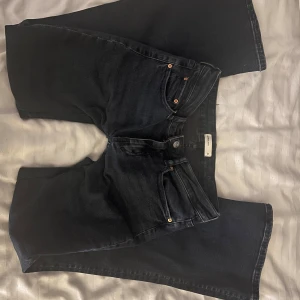 Mörkblåa jeans från Gina tricot - Väldigt mörk blåa jeans från Gina tricot, köptes nya för 500 och är helt oanvända. Sitter toppen på mig som är 170 men borde passa ned till ca 165 också. De ser lite konstiga ut i skrevet på bilden när de ligger ner då jag har sytt ned dom. Men sitter helt vanligt när man väl har de på sig, går även väldigt lätt att sprätta upp ifall man vill det. Ser svarta ut men är en otroligt fin mörkblå färg i verkligheten. Pris kan självklart diskuteras, och skriv vid frågor om mått eller liknande.