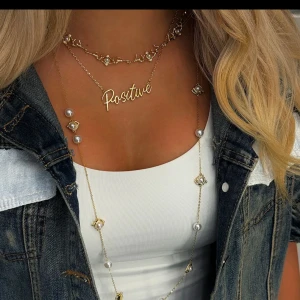 Nytt Ioaku halsband i silver.  - Halsband i silverfärg från IOAKU x Alicia Otterud’s kollektion La Passion  Metall: silver  Material: mässing  Längd: 40cm   Nypris 699:-   Detta halsband är en hyllning till kvinnans inre styrka, där varje detalj symboliserar rörelse och passion. Med sitt unika mönster av feminina former och pärlor, är det ett smycke som omfattar både stil och självsäkerhet.