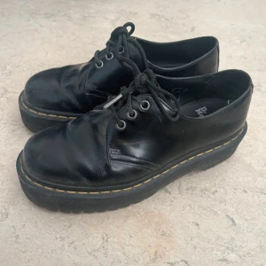 Svarta Dr. Martens skor - Säljer ett par klassiska svarta Dr. Martens 1461 quad polished smooth. De har knappt blivit använda då de är för stora för mig. Storlek 40, nypris 2200kr. Pris kan diskuteras. 