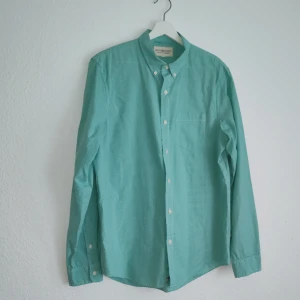 Grön rutig skjorta från Denim & Supply Ralph Lauren - Snygg grön rutig skjorta från Denim & Supply Ralph Lauren. Skjortan har långa ärmar och knappar framtill. Perfekt för en stilren look.