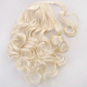 Blond lockig hårförlängning - Snygg blond lockig hårförlängning med clips för enkel applicering. Perfekt för att ge volym och längd till ditt hår. Den har en naturlig look med mjuka lockar. Aldrig använd såklart! Köpt på rangers Sweden men finns ej kvar på hemsidan tror jag. 