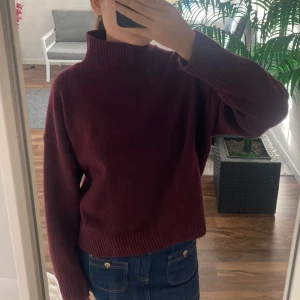 Polotröja - Vinröd polotröja från Zara i storlek L. Använd en gång. Köpt i London