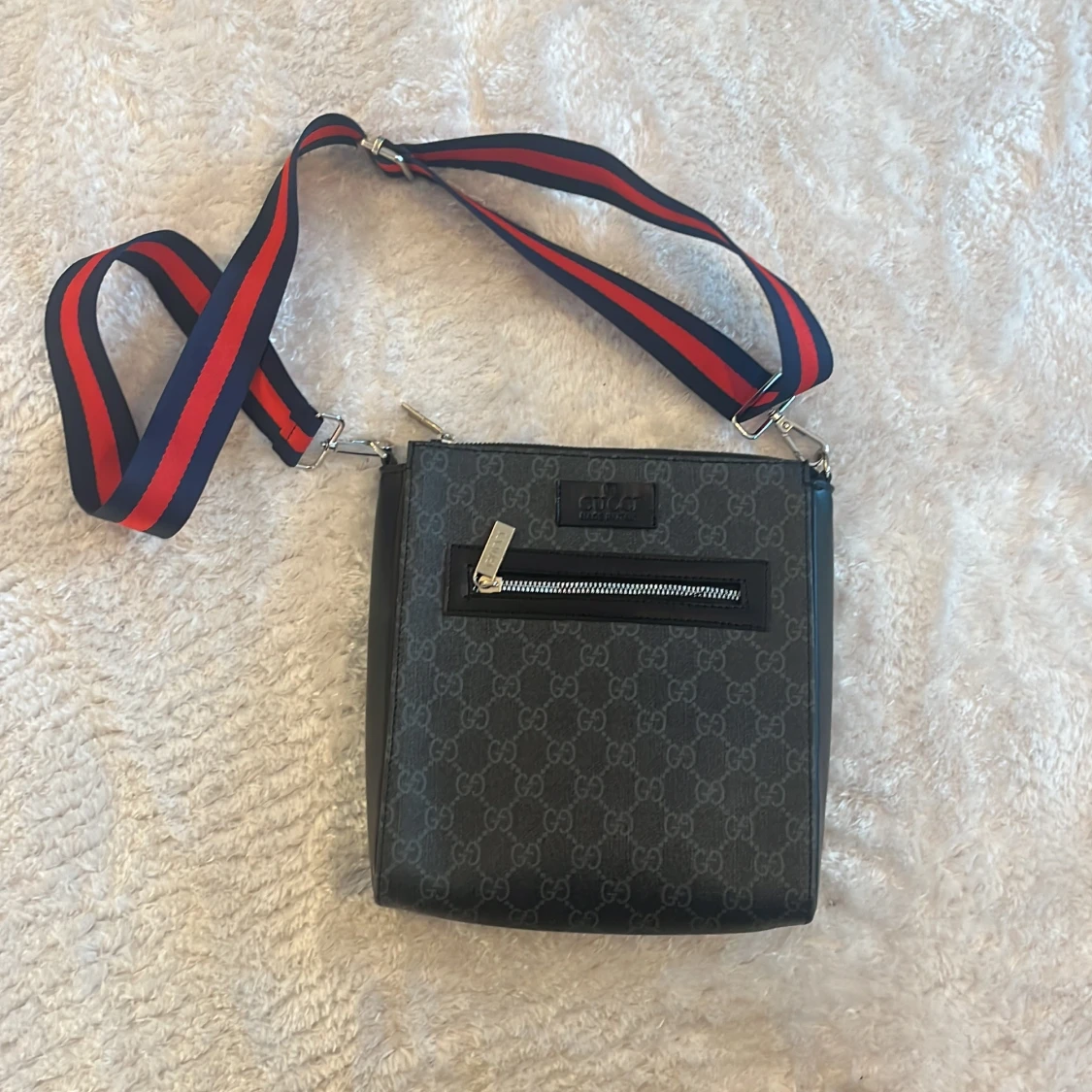 Svart gucci axelväska