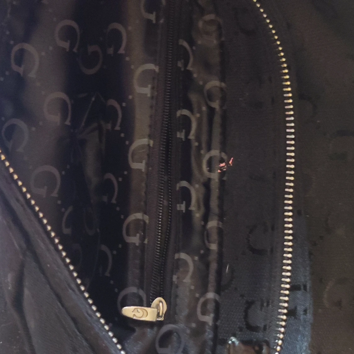 Svart axelväska med mönster och detaljer - 1