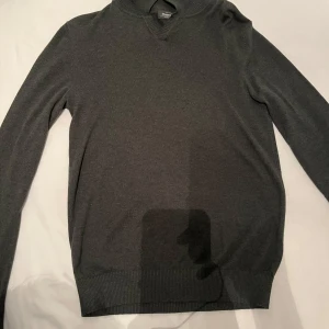 Olivgrön tröja från Dressmann - Snygg olivgrå tröja från Dressmann. Skulle nog säga att den passar mellan S - XS