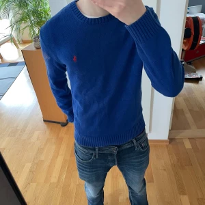 Ralph Lauren Finstickad Tröja - Säljer en sjukt fet stickad tröja från Ralph Lauren. Tröjan är i en unik klarblå färg och sitter i strl S. Den är i bra skick och har en perfekt passform! Hör gärna av er vid frågor eller funderingar!!