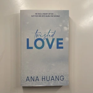 Twisted Love - Första boken i Twisted-serien🤍 Har inte läst den då jag tappat intresse så den har bara stått i bokhyllan. Boken är i pocketformat och är på engelska
