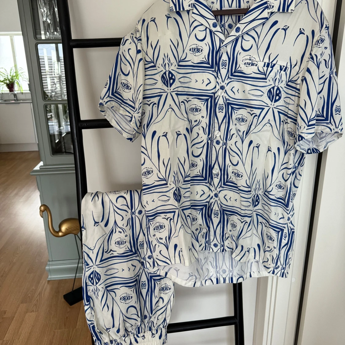 Vit och blå mönstrad skjorta