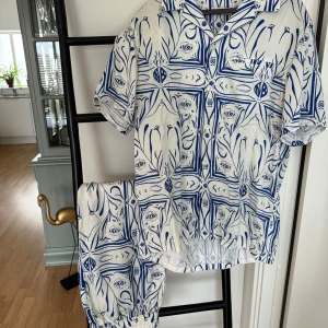 Vit och blå mönstrad skjorta - Nikben set - skjorta + byxor. Storlek Large på båda. Nypris: byxa 1495kr skjorta 1495kr =2990kr