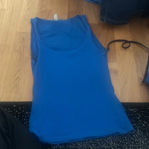 Blå top  - En snygg blå topp som inte kommer till användning 