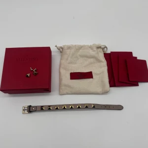 VALENTINO ARMBAND  - Valentino armband - Tillbehör: Allt på bilden - Skick: 9,5/10 - deluxecloset 