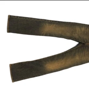 Vintage Mörkblå jeans från SBU - Snygga mörkblå jeans från STRATEGIC BUSINESS UNIT med en lätt tvättad look. De har en klassisk femficksdesign och är tillverkade i en bomullsblandning för extra komfort. Perfekta för en avslappnad stil. Ny pris 2499 priset är inte fast i sten, skriv om minsta lilla funderingar