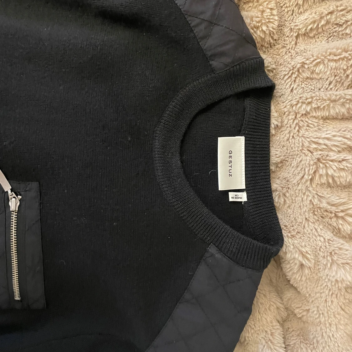 Svart tröja med dragkedjor från Gestuz  - 4