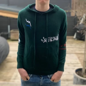 Zadig & Voltaire hoodie - Säljer min zadig hoodie i 100% kashmir. Skicket är jättefint. Nypris runt 4000. Säljer för 1499 (kan sänka) Snygga detaljer och skön till våren. Storlek S men krympt lite så passar nog XS (bäst runt 170). Skickar inom 24H📦🙌☀️