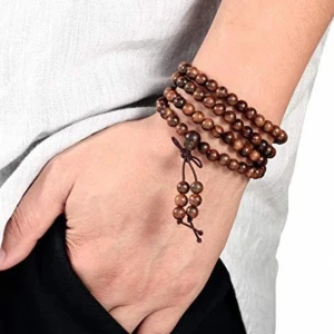 Bönpärlor med träpärlor för tex. meditation. - Material: Naturträ. Storlek: 8 mm 108 st. Dessa inspirerade stretcharmband eller halsband är tillverkade av 108 st träpärlor bönpärlor, elastisk sträng, kan användas som ett omlottarmband eller ett halsband. En Mala kan vara vackra smycken och mycket viktigt verktyg för att utöva mantrakungande, meditation och yoga. Fantastisk present till dina vänner och familj.