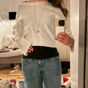 Vit ribbad tröja - Kort ribbad tröja från Berschka❣️