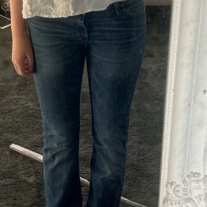 Mörkblå jeans - Super snygga lågmidjade utsvängda jeans från lee!! Midja: 36cm Innerbenslängd: 74cm❣️