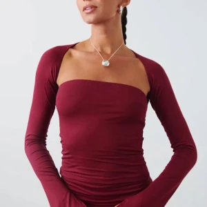 Vinröd tröja - Soft touch square neck top från Gina tricot i nytt skick. Toppen har en fyrkantig halsringning och slits vid ärmsluten🌸 (Slutsåld just nu) 