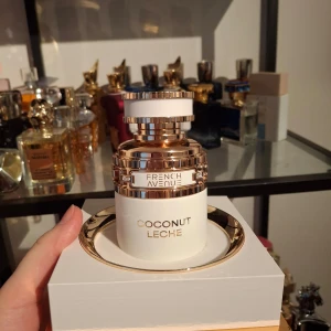 Coconut Leche från French Avenue - Elegant parfymflaska med en lyxig design i vitt och guld. Doften Coconut Leche ger en exotisk och krämig känsla. Perfekt för den som älskar en tropisk touch i sin doftsamling. Testspray tagen. Kan säljes med full presentation. Nypris 589kr.