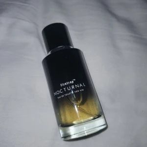 Firetrap Nocturnal Eau de Toilette - Säljer en elegant Firetrap Nocturnal Eau de Toilette för herrar. Flaskan har en stilren design med en svart överdel som tonar över i en gyllene nyans. Perfekt för den som vill ha en sofistikerad doft. Helt ny! Se sista bild för info om doftnoter!