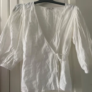 Söt Vit Blus - Säljer denna superfina vita blus från ginatricot i storlek 40 (liten i storleken). Passar till skolavslutning, midsommar eller andra festilga event💗 Skriv för fler bilder!