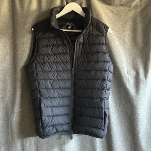 Save the duck väst  - Säljer nu min snygga väst från märket save the duck. Använd ett fåtal gånger (inget slitage). Köpt för 1600kr. Hör av dig för minsta lilla fundering 