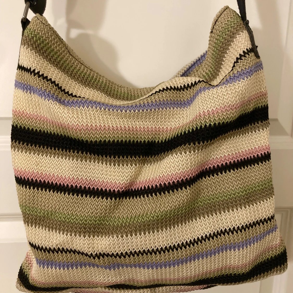 Randig axelväska i stickat material (Ceannis) - 1