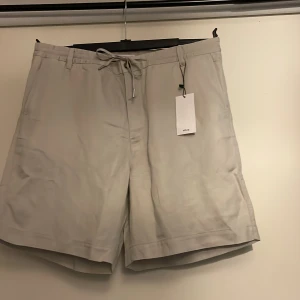 Linneshorts från MNG - Säljer mina linneshorts från Mango, tyckte de satt något stort i midjan på mig, längden var dock bra. Bara testat men aldrig använts, lappen är kvar. Nån fråga så äre ba att skriva!